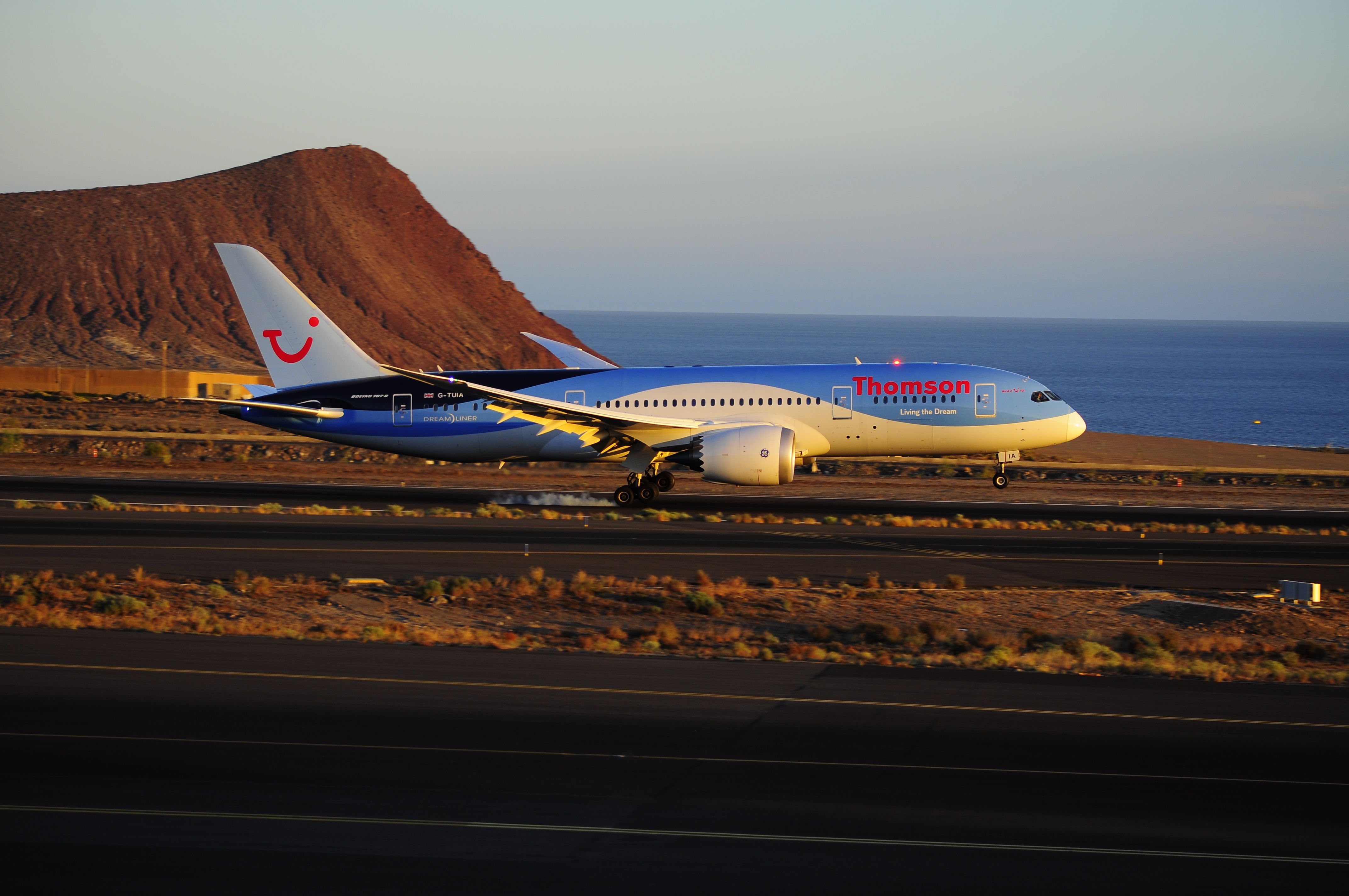 Boeing 787-8 (G-TUIA)