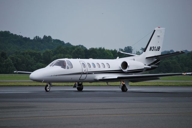 Cessna Citation II (N31JB) - NASCAR driver Jeff Burton taxiing to the ramp at KJQF - 6/17/09