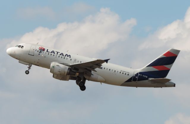 Airbus A319 (PT-TPB)