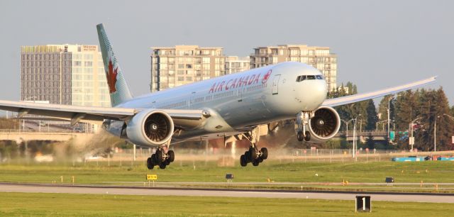 BOEING 777-300 (C-FNNU) - Air Canada Boeing 777-333(ER) sunset arrival at YVR from YYZ