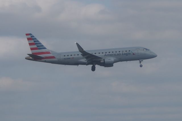 Embraer 170/175 (N226NN)