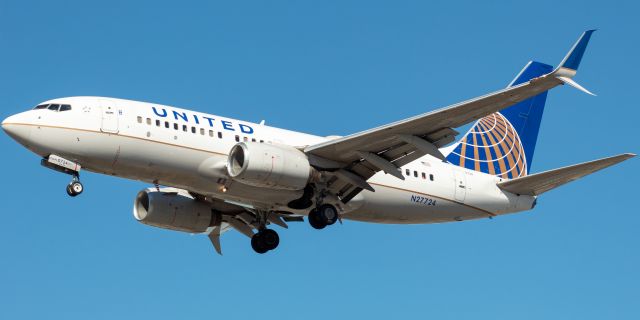 Boeing 737-700 (N27724) - United Airlines Boeing 737-724 arriving from Miami landing on runway 29 at Newark on 9/26/21.