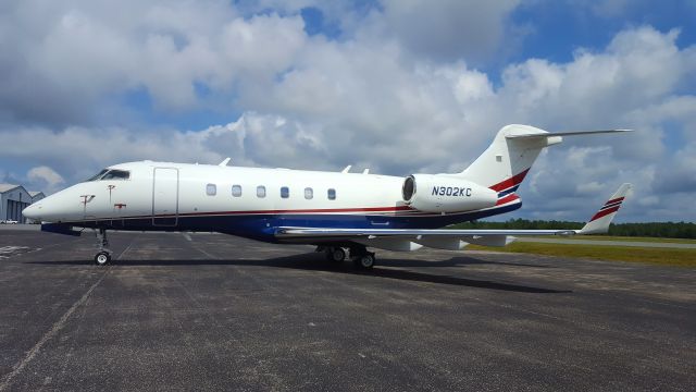 Bombardier Challenger 300 (N302KC)