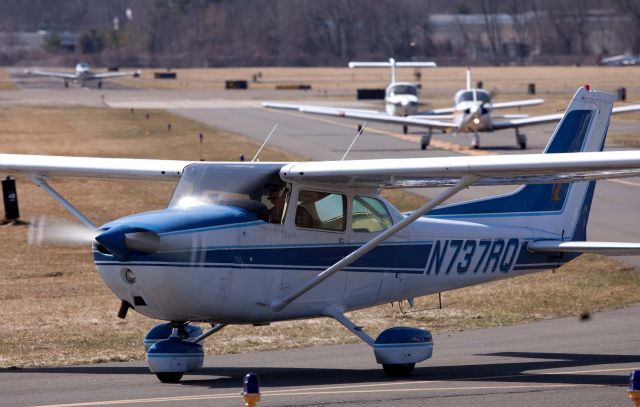 Cessna Skyhawk (N737RQ) - Take off RW 26 KDXR