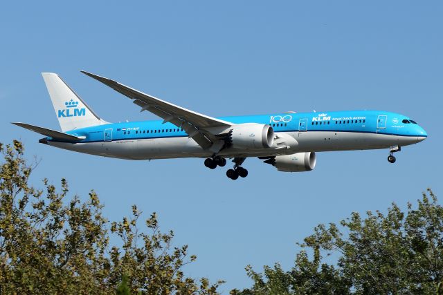 Boeing 787-8 (PH-BHF) - KLM 645 arriving from Amsterdam
