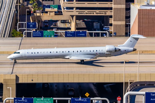 Canadair Regional Jet CRJ-900 (N944LR) - Mesa Airlines CRJ900 taxiing at PHX on 11/6/22. Taken with a Canon 850D and Tamron 70-200 G2 lens.