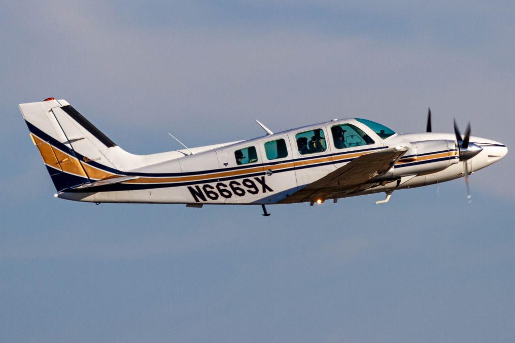Beechcraft Baron (58) (N6669X)