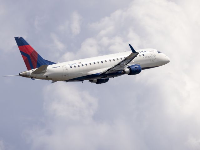 EMBRAER 175 (long wing) (N242JQ) - Take off 22R. Canon 600mm lens. 08-AUG-2022.