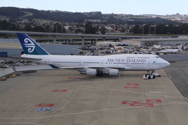 Boeing 747-200 (ZK-SUH)