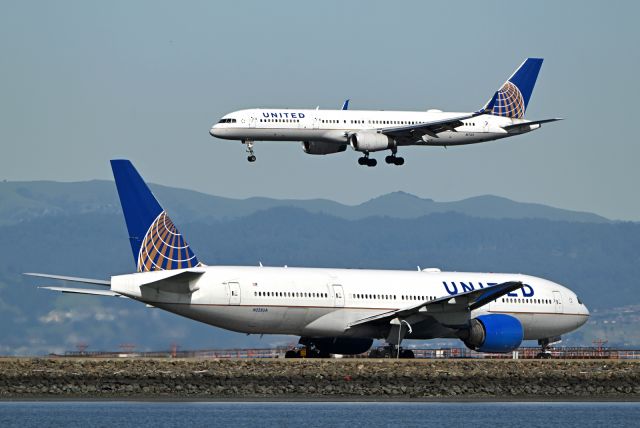 Boeing 777-200 (N223UA)