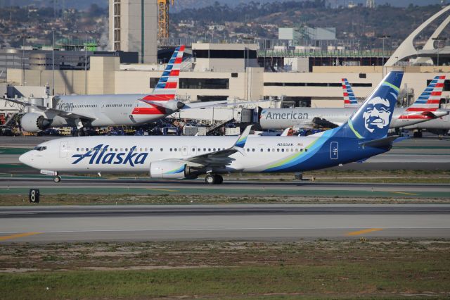 Boeing 737-900 (N285AK)