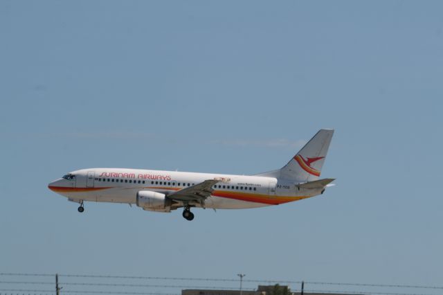 BOEING 737-300 (PZ-TCO)