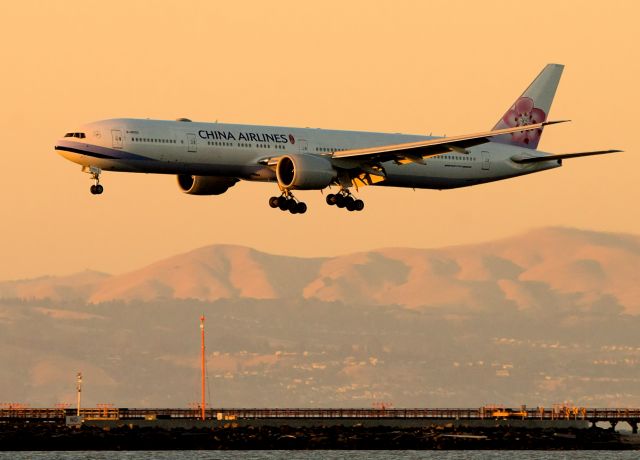 BOEING 777-300ER (B-18002) - Arrival during the golden hour for photograhers