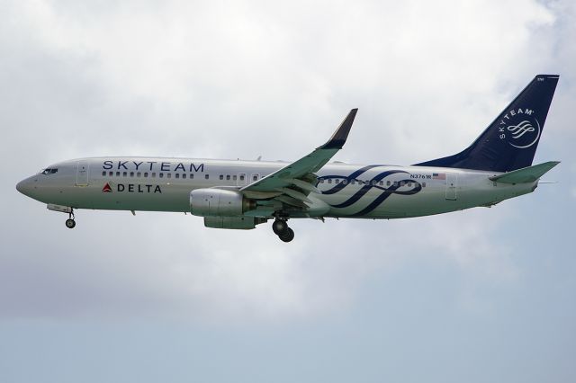 Boeing 737-700 (N3761R) - DELTA AIR LINES wearing SkyTeam paint scheme on short final to runway 11 TNCA/AUA on april 25, 2013