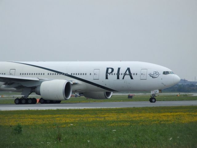 Boeing 777-200 (AP-BGY)