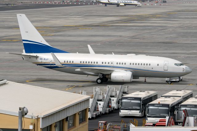 Boeing 737-700 (A6-RJY)