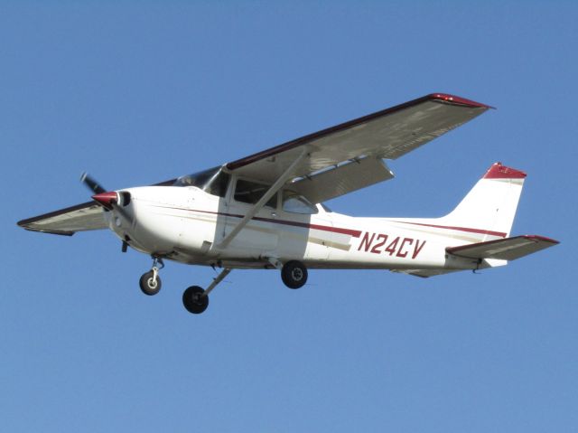 Cessna Skyhawk (N24CV) - Landing RWY 24