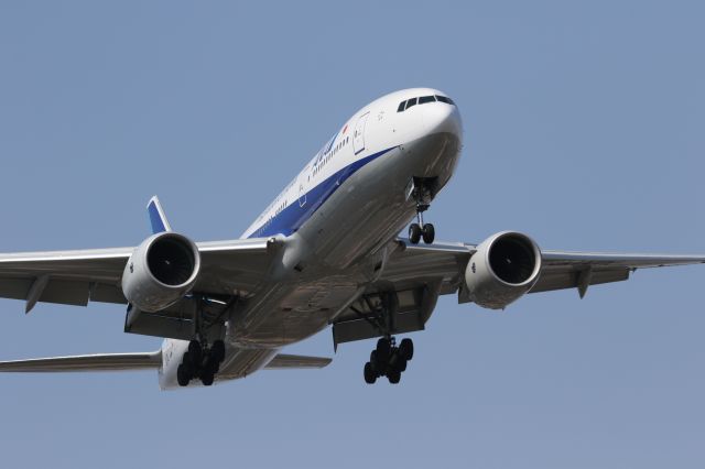 Boeing 777-200 (JA742A) - March 21 2015: HND-HKD.Landing at HKD.