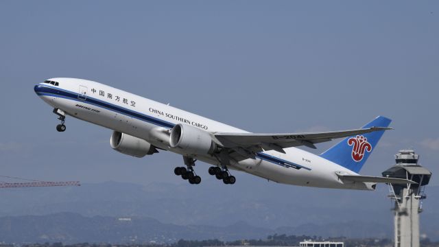 BOEING 777-200LR (B-2041) - Departing LAX on 25L