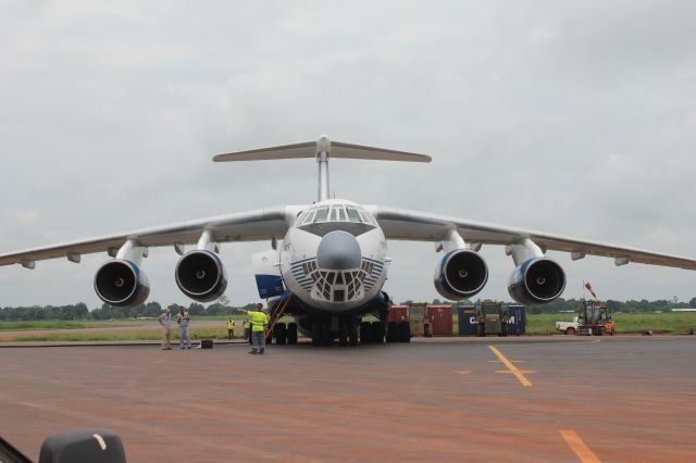 4K-AZ100 — - IL 76 sur tarmac de Bangui