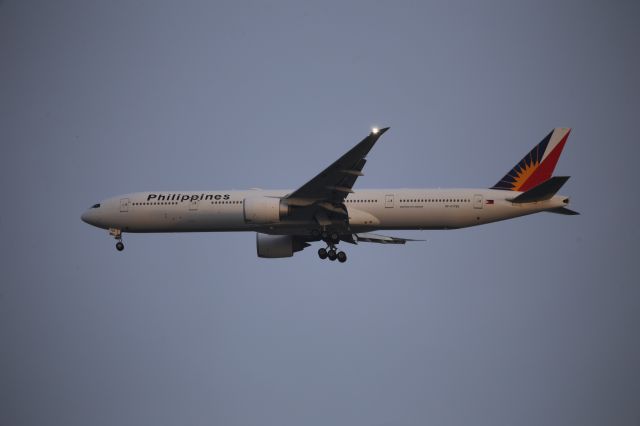 BOEING 777-300ER (RP-C7782)