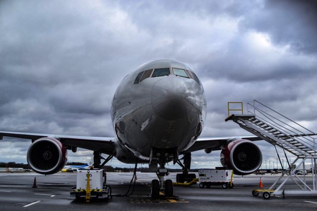 Boeing 777-200 (N846AX) - Omni Air International B772 sits at the apron at Kbwi, waiting for it’s next job