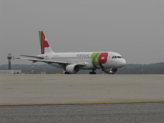 Airbus A320 (CS-TNJ)