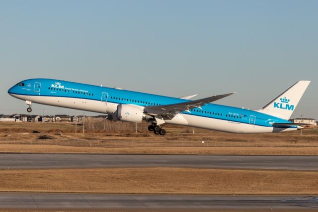 BOEING 787-10 Dreamliner (PH-BKH) - KLM120 climbs off runway 35R for AMS.