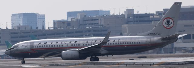 Boeing 737-700 (N951AA)