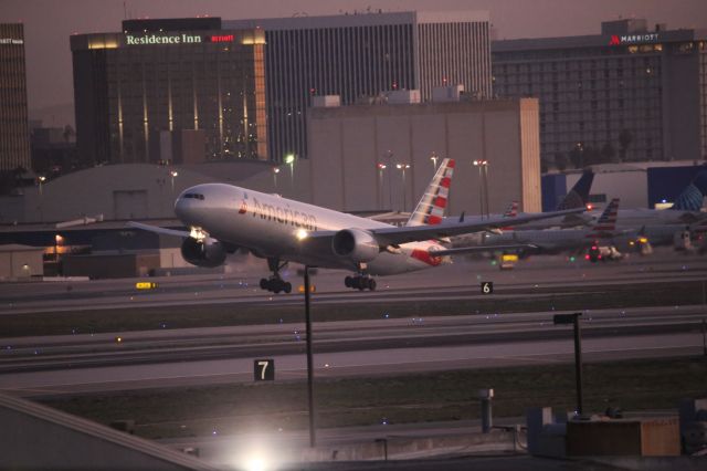 Boeing 777-200 (N752AN)