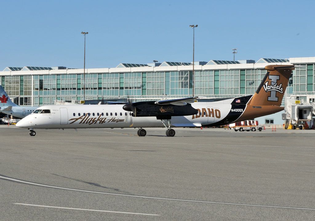de Havilland Dash 8-400 (N400QX)