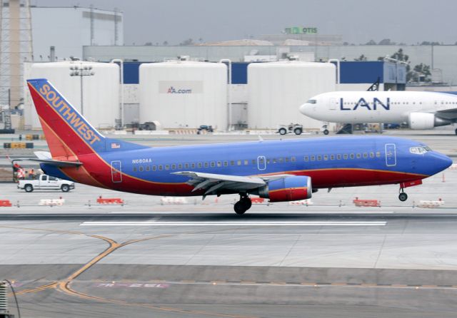 BOEING 737-300 (N680AA)
