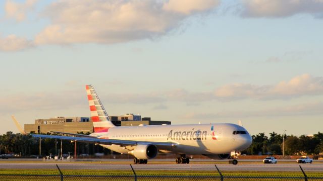 BOEING 767-300 (N346AN)