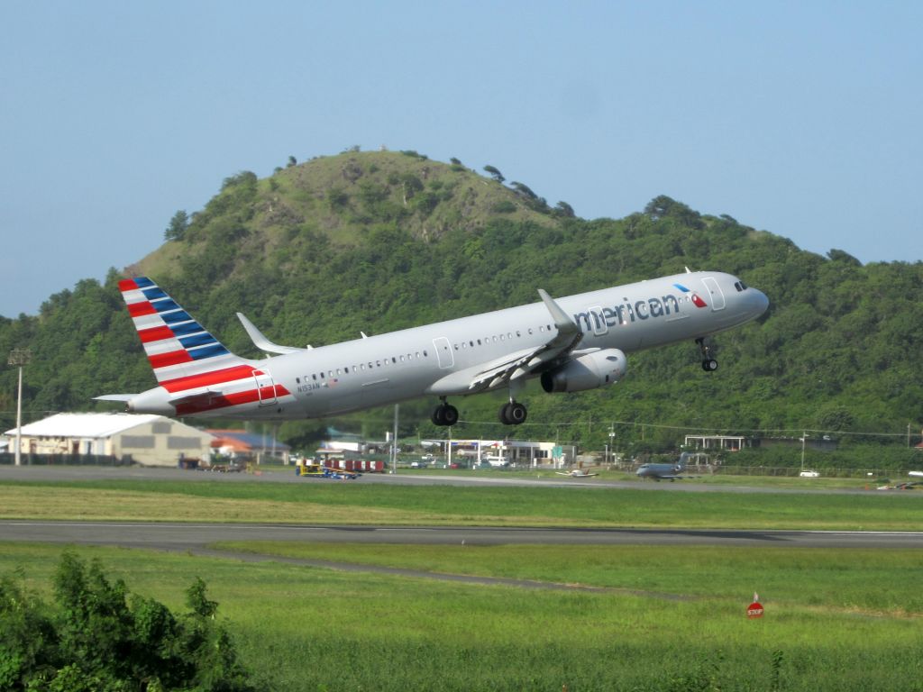 Airbus A321 (N153AN)