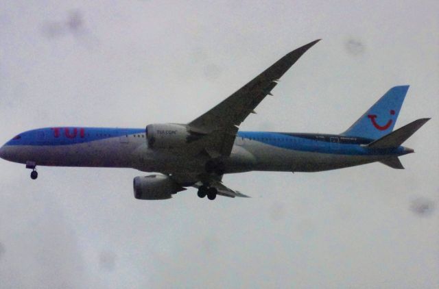 Boeing 787-9 Dreamliner (G-TUIL)