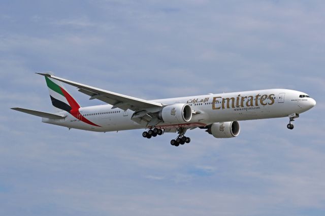 BOEING 777-300 (A6-ENH)