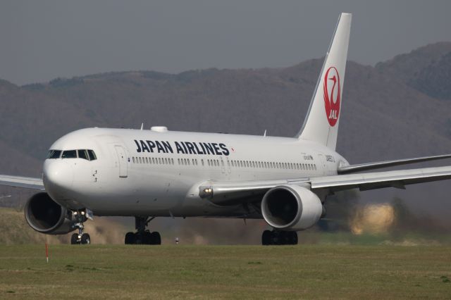 BOEING 767-300 (JA657J) - 08 May 2016:HKD-HND.