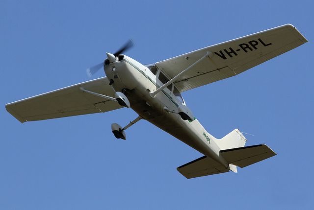 Cessna Skyhawk (VH-RPL) - Cessna 172 VH-RPL departing Redcliffe, Qld, Australia