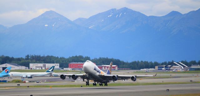 Boeing 747-400 (N472MC)