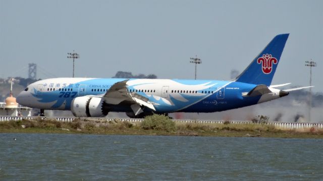 Boeing 787-8 (B-2732) - B-2732 landing at KSFO, 11:28:17AM of April 16, 2015.br /B-2732 China Southern Airlines Boeing 787-8 Dreamliner - cn 34926 / ln 93br /First Flight * Aug 2013br /Age 1.7 Yearsbr /中国南方航空B-2732波音787飞机，2015年4月16日上午11:28:17降落美国旧金山机场