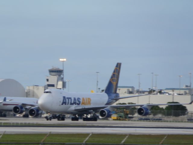 Boeing 747-400 (N477MC)