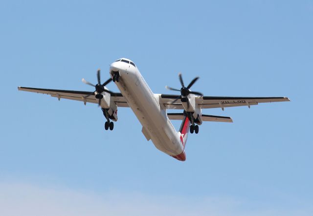 de Havilland Dash 8-400 (VH-LQD) - Qantaslink VH-LQD departs Emerald Airport to the east on the 7th October 2017