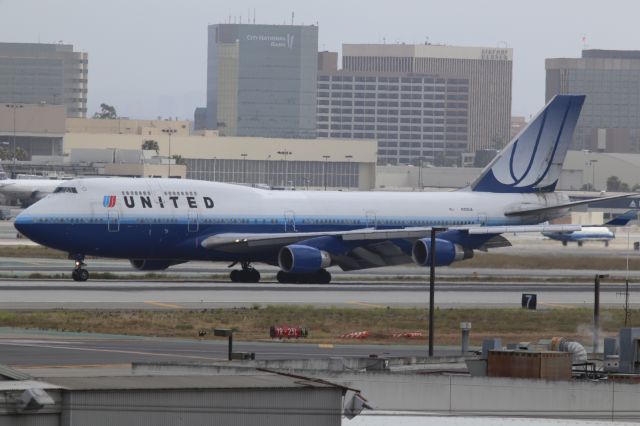 Boeing 747-400 (N122UA)