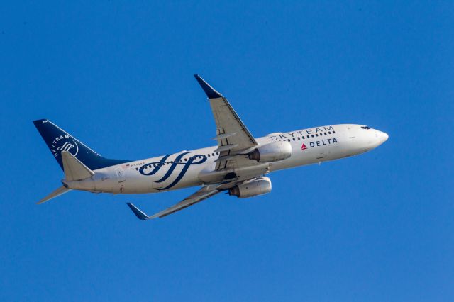 Boeing 737-700 (N3758Y) - Delta 737 N3758Y in the Sky Team livery departs from RWY 24L at Los Angeles International Airport.