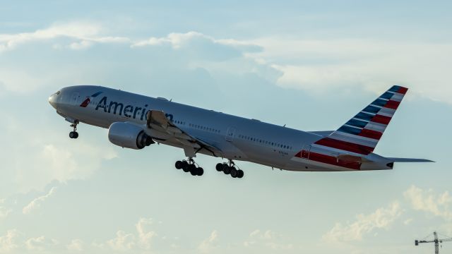 Boeing 777-200 (N762AN) - American Airlines Airlines 777-200 taking off from at PHX on 8/1/22. Taken with a Canon 850D and Rokinon 135mm f/2 lens.