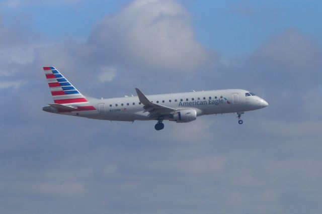 Embraer ERJ-190 (N220NN)