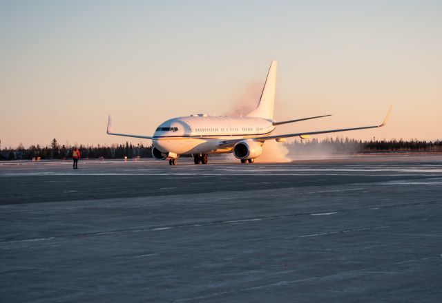 Boeing 737-700 (A6-DAS) - Cold start