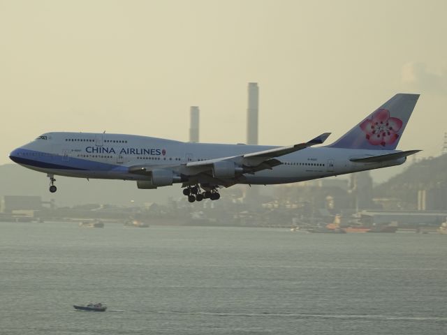 Boeing 747-400 (B-18207)