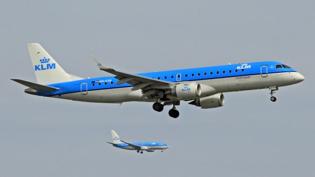 Embraer ERJ-190 (PH-EXB) - Parallel approach RWY 18R en 18C