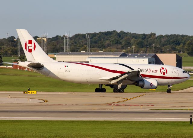 Airbus A300F4-600 (XA-UYR) - An AeroUnion A300-600 taxing to runway 27.